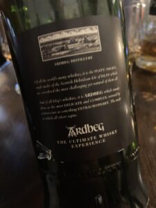 En något skakig bild på baksidan av Ardbeg 17 The Legendary 40%...