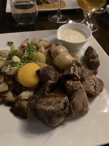 Rydberg på Oxfilé - En klassiker i vår tappning. Tärnat kött sprayad med Ardbeg Ten - Ölbräserad smålök och en senapskräm smaksatt med Ardbeg Ten. #yummy 