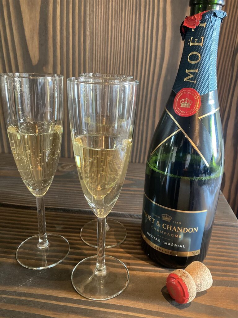 Lite Moët & Chandon går ju alltid ner! :D